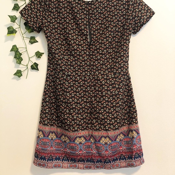 Hollister Co. geometric patterned tshirt dress. - Picture 2 of 4